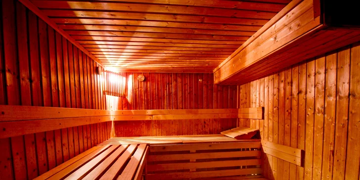 Letní dovolená u Slunečních jezer: Hotel s vlastní pláží, wellness a snídaněmi