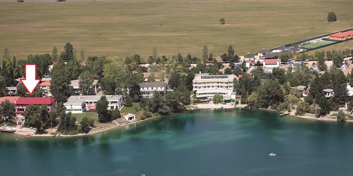 Letní dovolená u Slunečních jezer: Hotel s vlastní pláží, wellness a snídaněmi