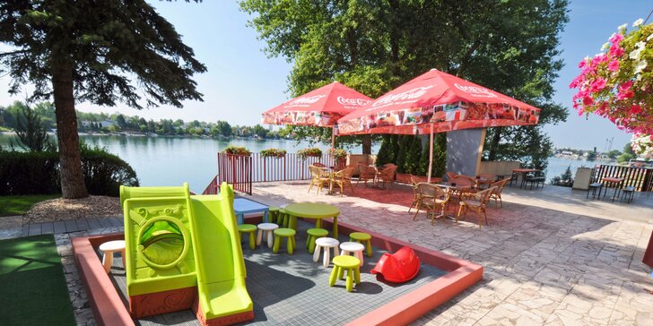 Letní dovolená u Slunečních jezer: Hotel s vlastní pláží, wellness a snídaněmi