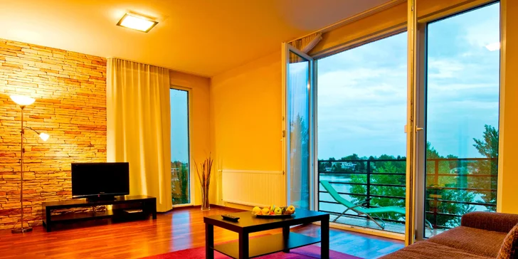 Letní dovolená u Slunečních jezer: Hotel s vlastní pláží, wellness a snídaněmi