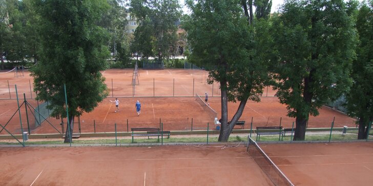 Pronájem tenisového kurtu v Lužánkách až pro 4 osoby: 2x nebo 5x 60 minut