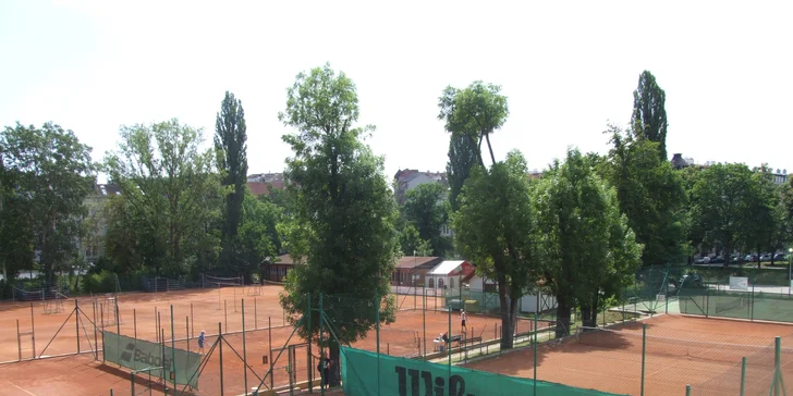 Pronájem tenisového kurtu v Lužánkách až pro 4 osoby: 2x nebo 5x 60 minut