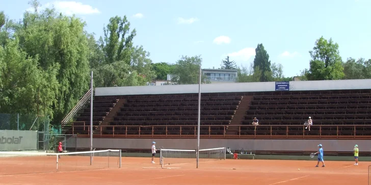 1 hodina pronájmu tenisového kurtu v Lužánkách