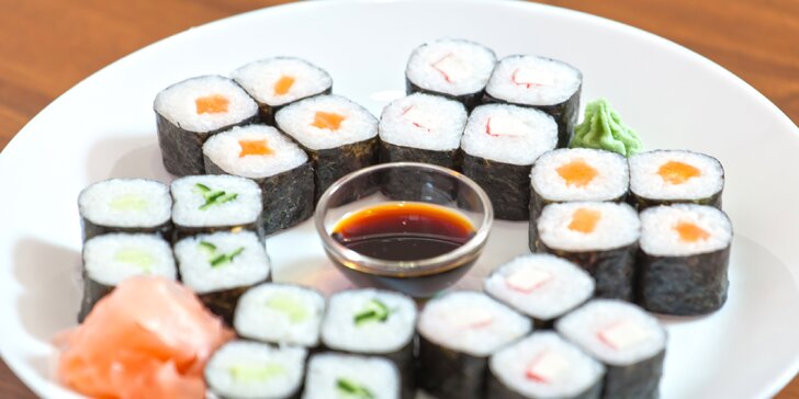 Sushi sety v asijském bistru: menší s 24 kusy a větší s polévkami a 46 kusy