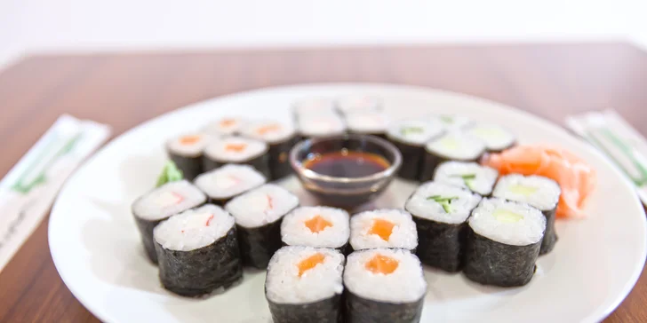 Sushi sety v asijském bistru: menší s 24 kusy a větší s polévkami a 46 kusy