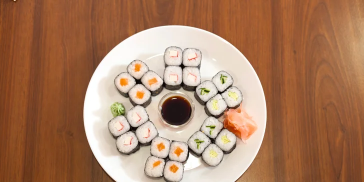 Sushi sety v asijském bistru: menší s 24 kusy a větší s polévkami a 46 kusy