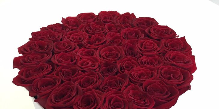 Luxusní pugét rudých růží v kulatém boxu a dámská kosmetika či designová svíčka