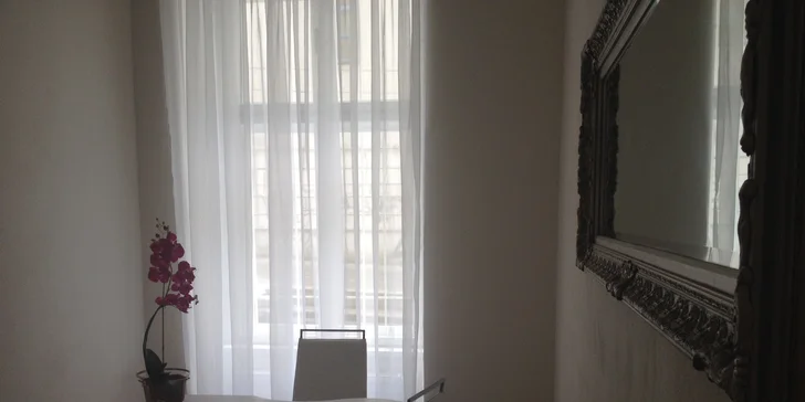 Precizní manikúra s lakováním a možností parafínového zábalu