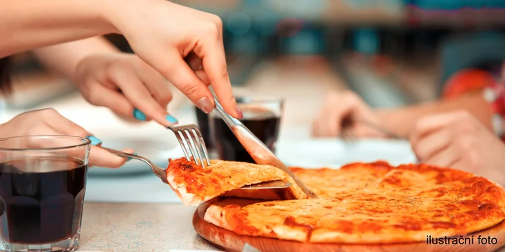Zaválejte s přáteli či rodinou: hodina bowlingu a čerstvě upečená pizza pro 5 osob
