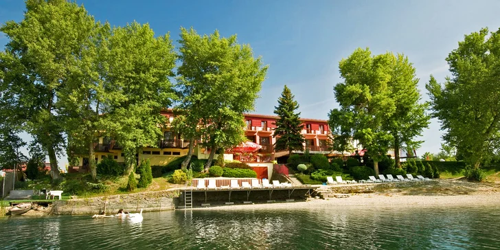 Letní dovolená u Slunečních jezer: Hotel s vlastní pláží, wellness a snídaněmi