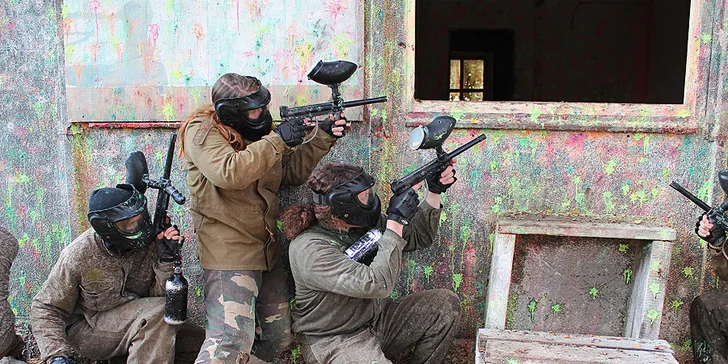 4 hodiny paintballu ve vojenských kasárnách včetně munice, nápoje a fota