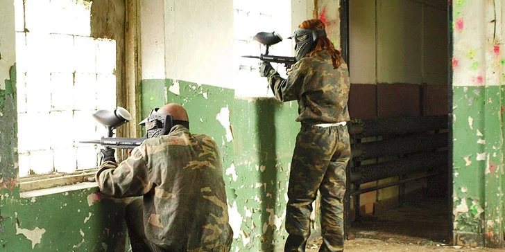 4 hodiny paintballu ve vojenských kasárnách včetně munice, nápoje a fota