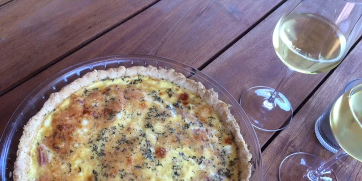 Tradiční francouzská pochoutka: Slaný koláč quiche s sebou na piknik i na snídani
