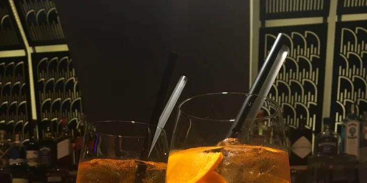 Drink a dobroty pro 2: Aperol Spritz a mandle nebo Piña Colada s nachos
