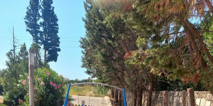 Děti se vyřádí i na hřišti, v herně nebo ve vlastním bazénu.