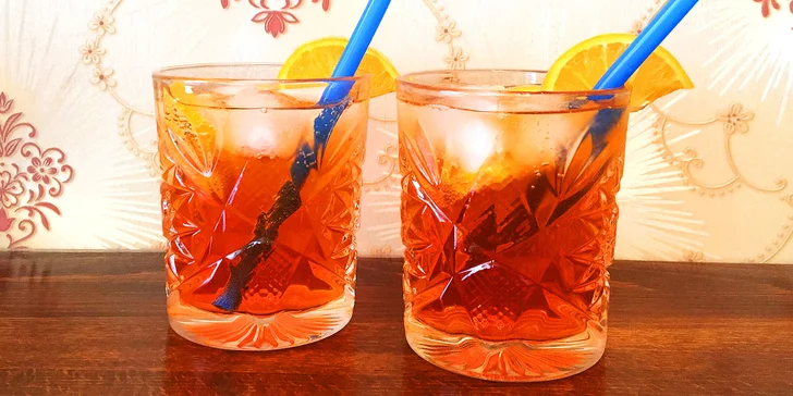 Přípitek na Vinohradech: dva oblíbené míchané drinky Aperol Spritz
