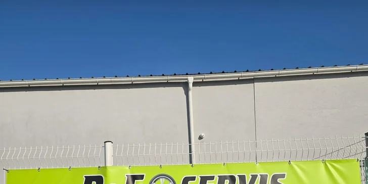 Servis zahŕňa aj doplnenie špeciálneho oleja, ktorý je nevyhnutný pre správne mazanie kompresora.