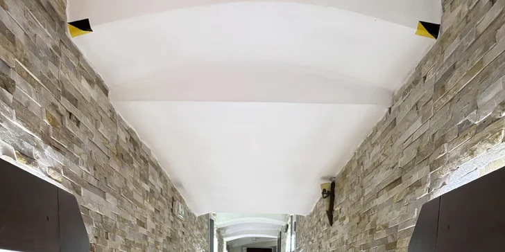 Pitný režim v podobe čerstvej vody s citrónom a čaju máte k dispozícii počas celého pobytu.