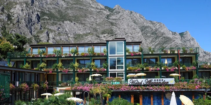 Léto či podzim u Lago di Garda: 100 m od pláží, s polopenzí, bazénem a wellness