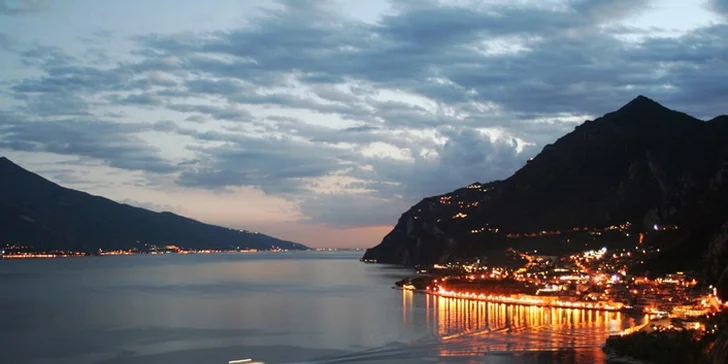 Léto či podzim u Lago di Garda: 100 m od pláží, s polopenzí, bazénem a wellness