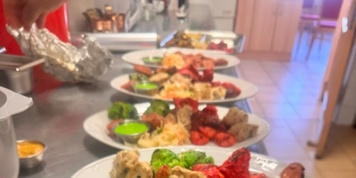 Dáte si onion bhaji, butter chicken, shrimp biryany či mix jehněčích specialit?