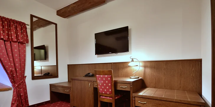 Na pokoji budete mít televizi, minibar, trezor a Wi-Fi připojení. 