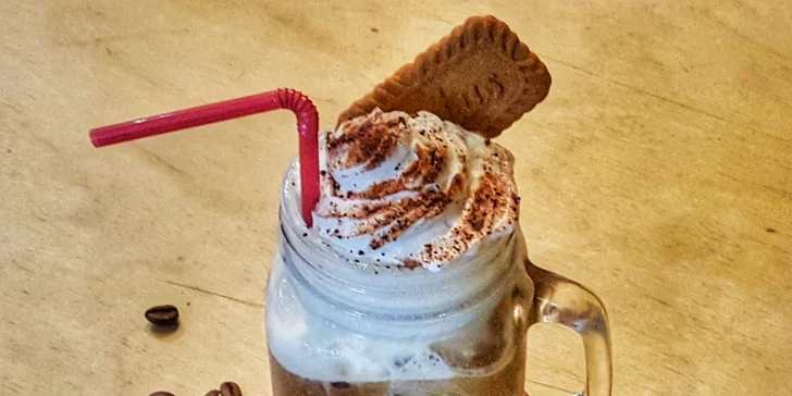 Ve dvou to jde sladce: 2 ledová frappé s Baileys, šlehačkou a sušenkou