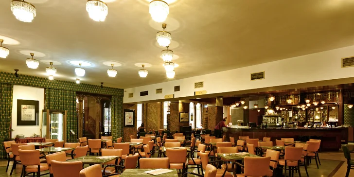 Káva, domácí čaj či limonáda a sladký dortík v legendární kavárně Lucerna