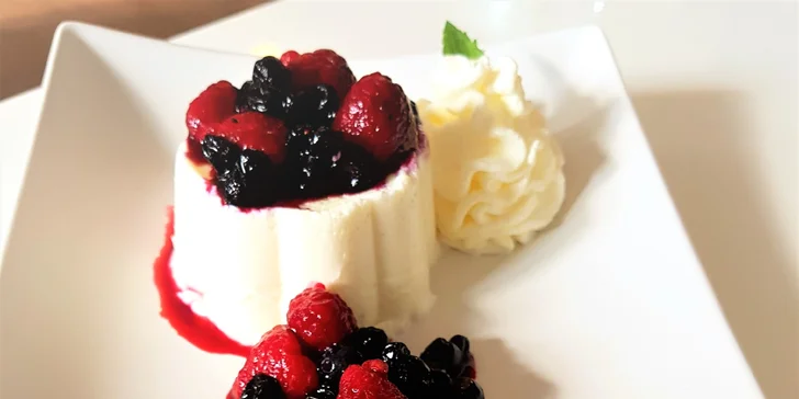 Sladká pauza na dobříšském náměstí - lahodná panna cotta & ledová káva