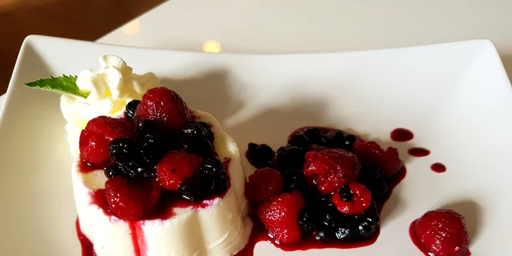 Sladká pauza na dobříšském náměstí - lahodná panna cotta & ledová káva