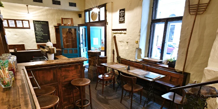Posezení u Žíznivé Velryby: prkénko plné delikates a degustace piv pro 2 kamarády
