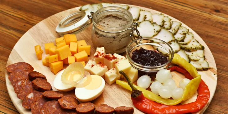 Posezení u Žíznivé Velryby: prkénko plné delikates a degustace piv pro 2 kamarády