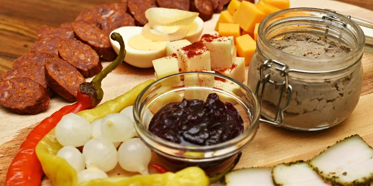 Posezení u Žíznivé Velryby: prkénko plné delikates a degustace piv pro 2 kamarády