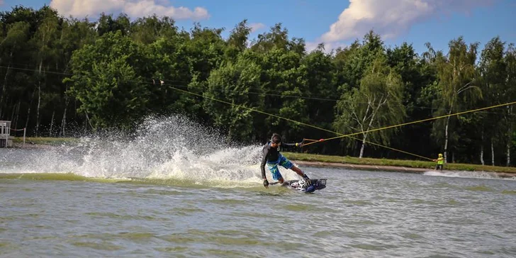 Parádní jízda po vodní hladině: 2 hodiny nebo celý den wakeboardingu i s výbavou