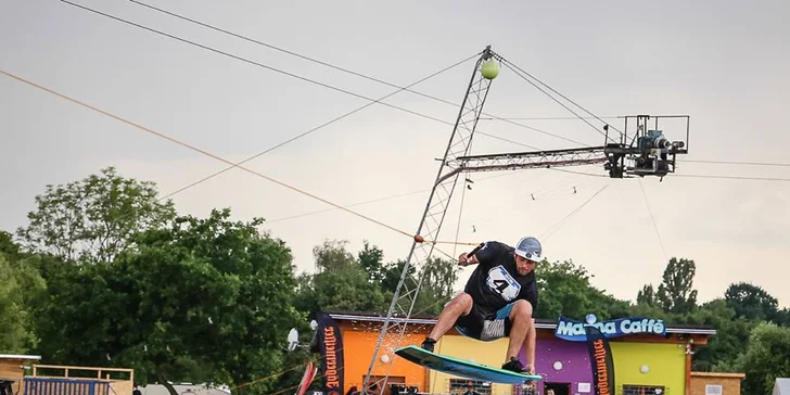 Parádní jízda po vodní hladině: 2 hodiny nebo celý den wakeboardingu i s výbavou