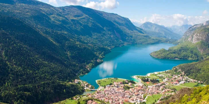 Adults only Alledolomiti Boutique Lake Hotel leží na brehu jazera Molveno.