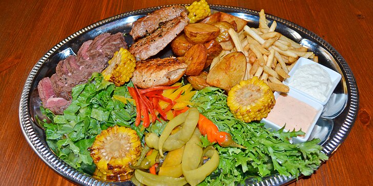 Naberte sílu z grilu: mix grilovaného masa, příloha, omáčky a zelenina pro 2