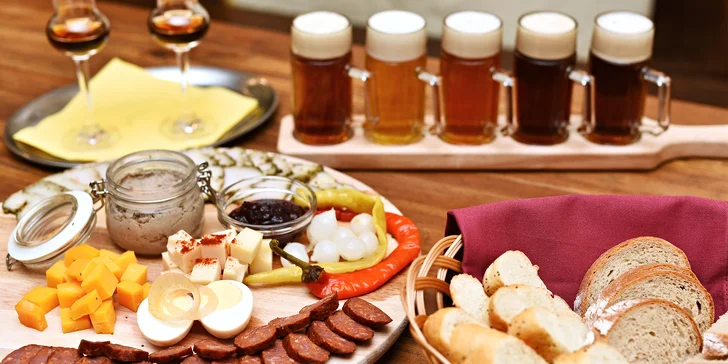 Posezení u Žíznivé Velryby: prkénko plné delikates a degustace piv pro 2 kamarády