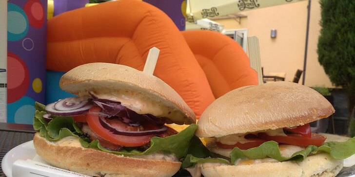 Na burger s rodinou: Menu pro dospělého a dítě v rekreační oblasti Hrubá Voda