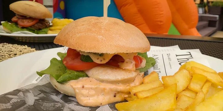 Na burger s rodinou: Menu pro dospělého a dítě v rekreační oblasti Hrubá Voda