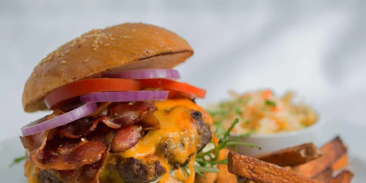 Burger se steakovými hranolky, chilli dipem, salátem Coleslaw a domácí limonádou