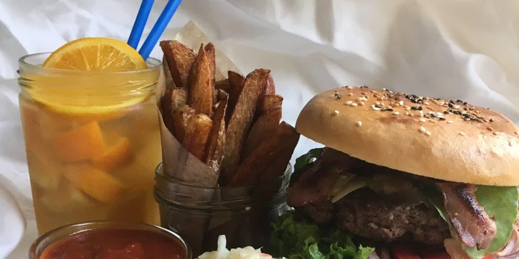 Burger se steakovými hranolky, chilli dipem, salátem Coleslaw a domácí limonádou