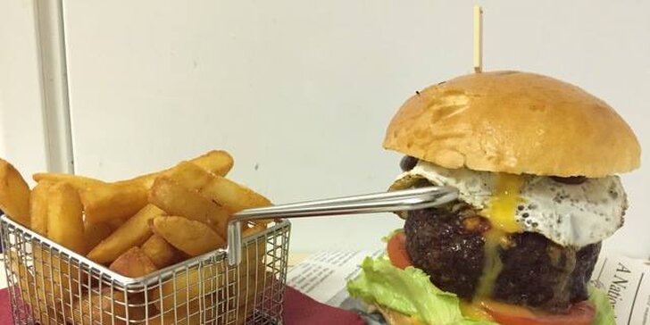 Burger menu nadité k prasknutí: jalapeños, fazolová polévka, burger a limonáda