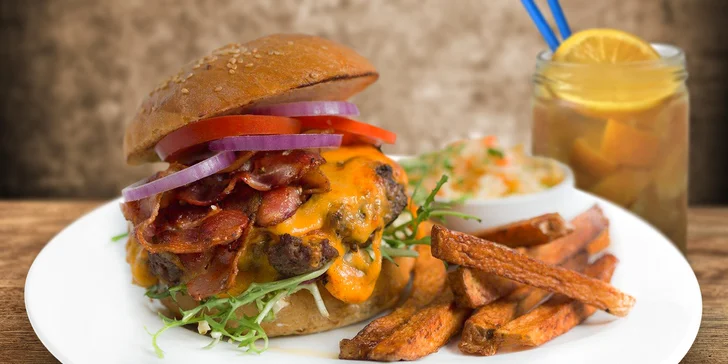 Burger se steakovými hranolky, chilli dipem, salátem Coleslaw a domácí limonádou