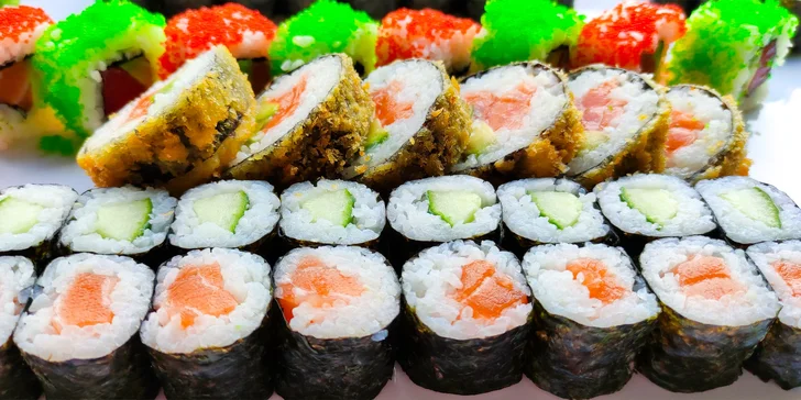Pochutnáte si na sushi s lososem, tuňákem, okurkou i avokádem a nebude chybět ani salát z mořských řas, wasabi a zázvor.