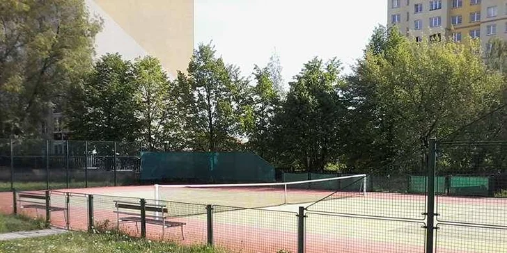 Léto s tenisem: pronájem venkovního kurtu nebo lekce tenisu s trenérem