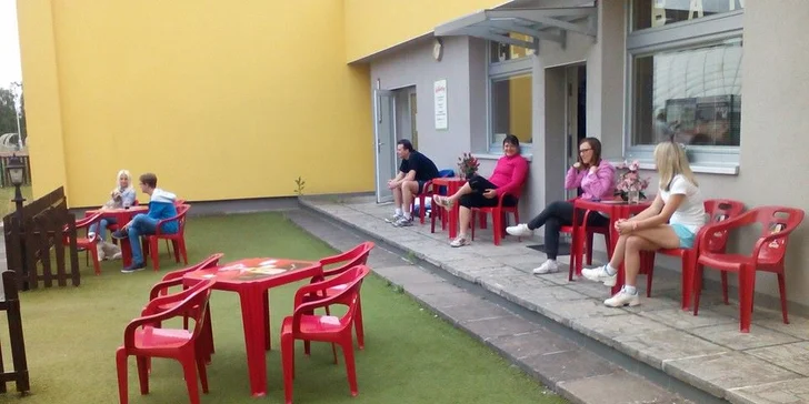 Léto s tenisem: pronájem venkovního kurtu nebo lekce tenisu s trenérem