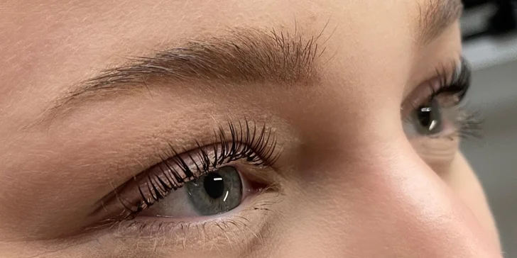 Metóda lash lifting je ideálnym riešením pre ženy, ktoré si nechcú alebo nemôžu predlžovať riasy umelými mihalnicami.