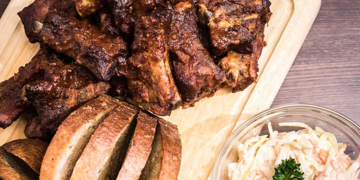 1 kg vepřových žeber v domácí BBQ omáčce, coleslaw a chléb