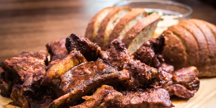 1 kg vepřových žeber v domácí BBQ omáčce, coleslaw a chléb